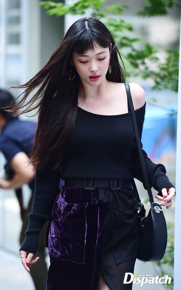 quot;Con ghẻ quốc dân Hànquot; Sulli khoe vai trần trắng nõn - 2