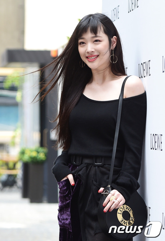 quot;Con ghẻ quốc dân Hànquot; Sulli khoe vai trần trắng nõn - 3