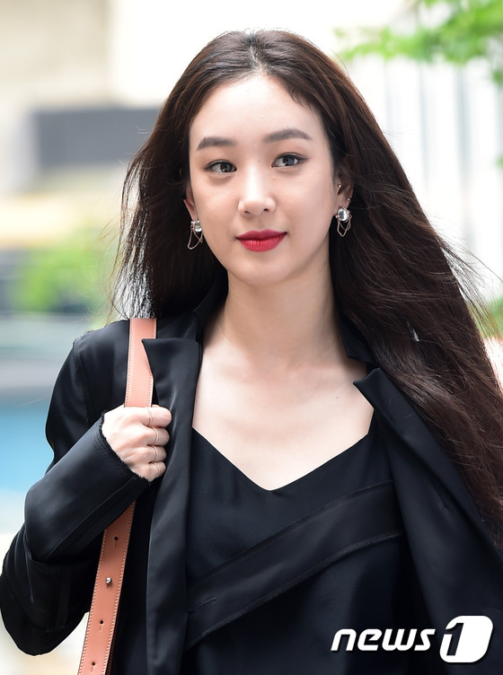 quot;Con ghẻ quốc dân Hànquot; Sulli khoe vai trần trắng nõn - 7