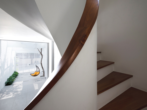 06 spiral stair 3 1469985223 width500height375 - Nhà ống hẹp 3,8m vẫn thoải mái xây bể bơi giữa nhà