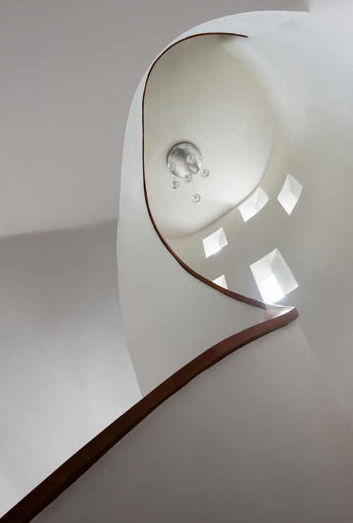 11 spiral stair 1469985223 width500height740 - Nhà ống hẹp 3,8m vẫn thoải mái xây bể bơi giữa nhà