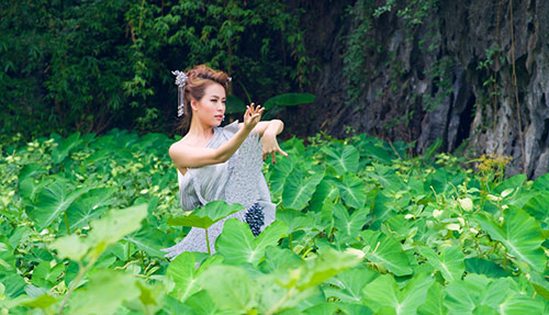 Bất ngờ với hình ảnh kín đáo của Hoàng Thùy Linh ở Ninh Bình - 6