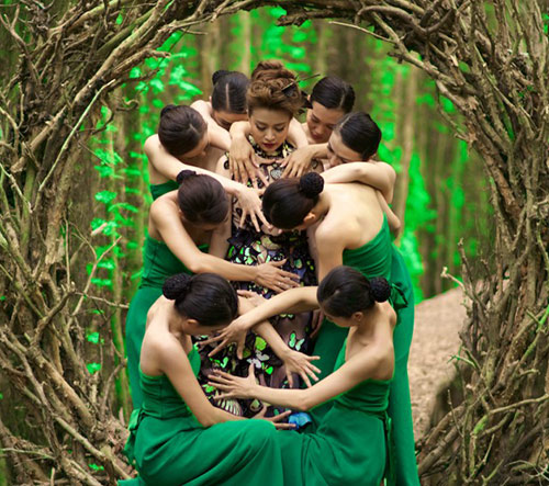 Bất ngờ với hình ảnh kín đáo của Hoàng Thùy Linh ở Ninh Bình - 5