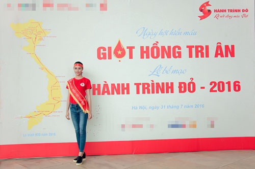 Hoa hậu Biển Thùy Trang tươi tỉnh đi hiến máu cùng giới trẻ Thủ đô - 1