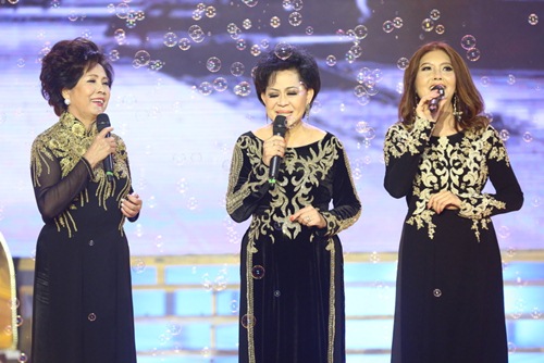 Quý Bình vui sướng bên bố mẹ khi đăng quang cuộc thi hát - 17