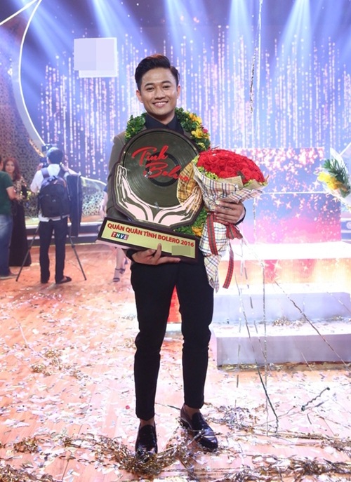 Quý Bình vui sướng bên bố mẹ khi đăng quang cuộc thi hát - 3