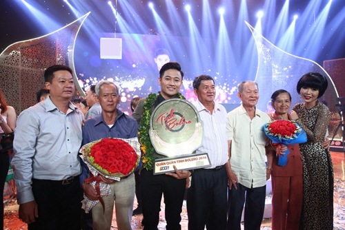Quý Bình vui sướng bên bố mẹ khi đăng quang cuộc thi hát - 6
