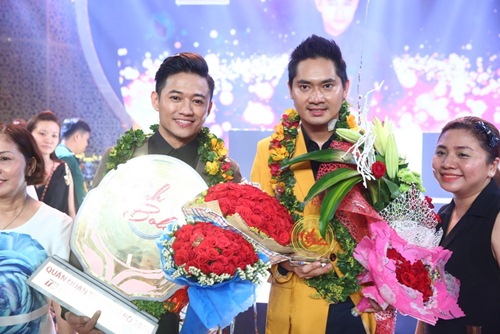 Quý Bình vui sướng bên bố mẹ khi đăng quang cuộc thi hát - 2