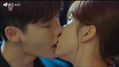 quot;Hai thế giớiquot; tập 5: Lee Jong Suk sốc vì mình là biểu tượng quot;sống ảoquot; bán chạy - 2