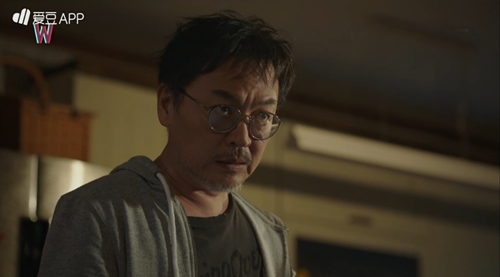 quot;Hai thế giớiquot; tập 5: Lee Jong Suk sốc vì mình là biểu tượng quot;sống ảoquot; bán chạy - 7