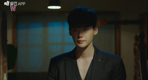 quot;Hai thế giớiquot; tập 5: Lee Jong Suk sốc vì mình là biểu tượng quot;sống ảoquot; bán chạy - 8