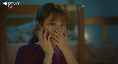 quot;Hai thế giớiquot; tập 5: Lee Jong Suk sốc vì mình là biểu tượng quot;sống ảoquot; bán chạy - 6