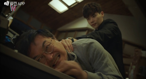 quot;Hai thế giớiquot; tập 5: Lee Jong Suk sốc vì mình là biểu tượng quot;sống ảoquot; bán chạy - 9