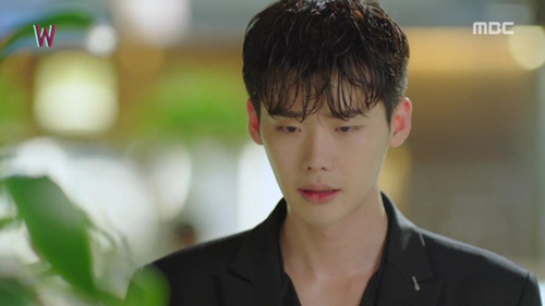 quot;Hai thế giớiquot; tập 5: Lee Jong Suk sốc vì mình là biểu tượng quot;sống ảoquot; bán chạy - 5