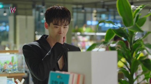 quot;Hai thế giớiquot; tập 5: Lee Jong Suk sốc vì mình là biểu tượng quot;sống ảoquot; bán chạy - 4