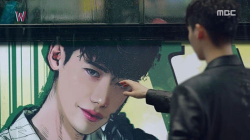 quot;Hai thế giớiquot; tập 5: Lee Jong Suk sốc vì mình là biểu tượng quot;sống ảoquot; bán chạy - 3