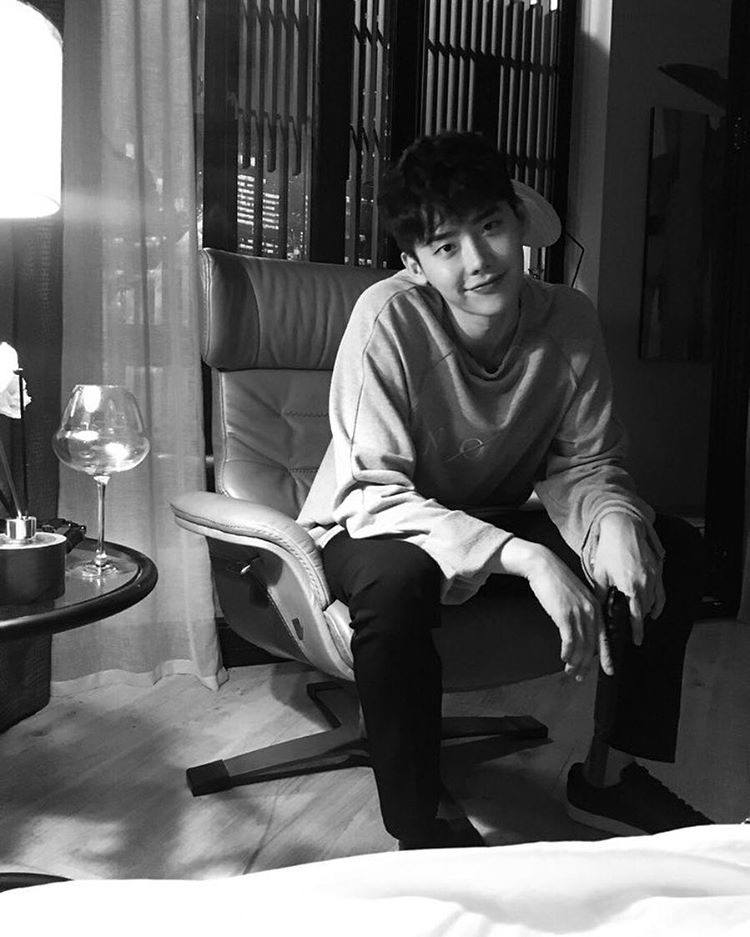 Lee Jong Suk: Nam thần xứ Hàn chuyên đóng phim quot;không bình thườngquot; - 1