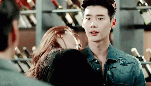Lee Jong Suk: Nam thần xứ Hàn chuyên đóng phim quot;không bình thườngquot; - 24