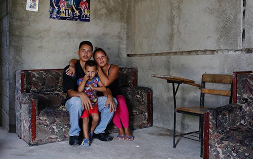 Ảnh chân thực về “cơn bão” triệt sản ở Venezuela do thiếu hụt bao cao su - 7