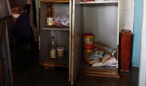 Ảnh chân thực về “cơn bão” triệt sản ở Venezuela do thiếu hụt bao cao su - 8