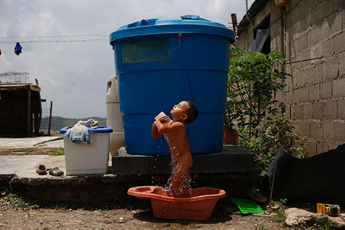 Ảnh chân thực về “cơn bão” triệt sản ở Venezuela do thiếu hụt bao cao su - 9