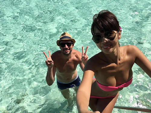 Hà Anh và chồng Tây hôn nhau đắm đuối tại xứ sở quot;thiên đườngquot; - 3