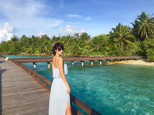 Hà Anh và chồng Tây hôn nhau đắm đuối tại xứ sở quot;thiên đườngquot; - 2