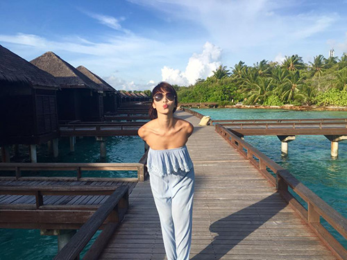 Hà Anh và chồng Tây hôn nhau đắm đuối tại xứ sở quot;thiên đườngquot; - 1