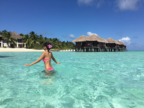 Hà Anh và chồng Tây hôn nhau đắm đuối tại xứ sở quot;thiên đườngquot; - 5