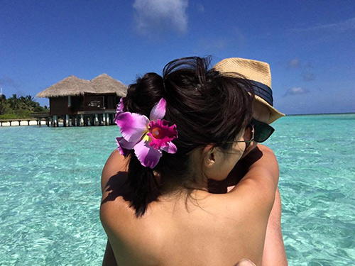 Hà Anh và chồng Tây hôn nhau đắm đuối tại xứ sở quot;thiên đườngquot; - 9