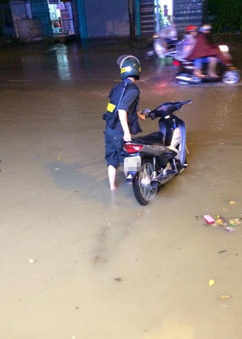 CSCĐ lội nước ngập dắt xe hộ người dân được tán dương - 3