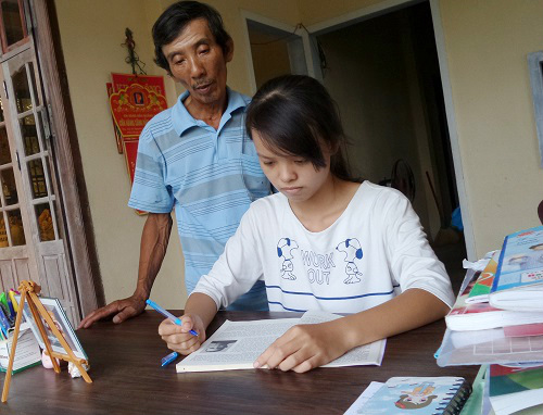 Thương cha mẹ, nữ sinh đạt điểm 10 Lịch sử quyết tâm học trở thành phóng viên - 2