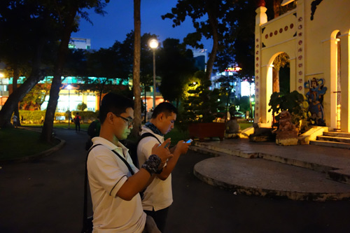 Dễ bị hỏng mắt, mắc bệnh tâm thần… vì nghiện chơi Pokemon Go - 1