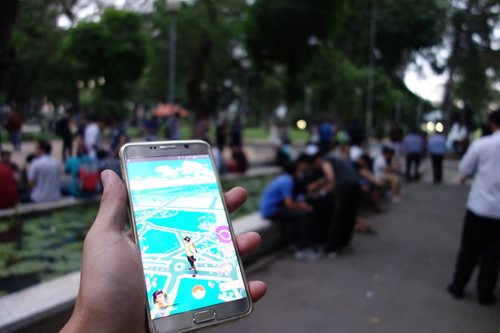 Cơn “địa chấn” Pokemon Go tại công viên, phố đi bộ Sài Gòn - 1