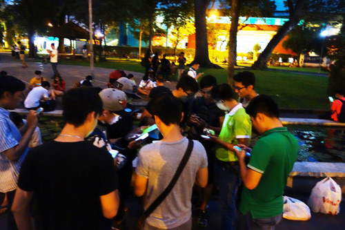 Cơn “địa chấn” Pokemon Go tại công viên, phố đi bộ Sài Gòn - 2