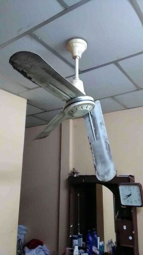 Bé gái 3 tuổi bị quạt trần chém vì bố chơi trò #039;tung hứng#039; - 2