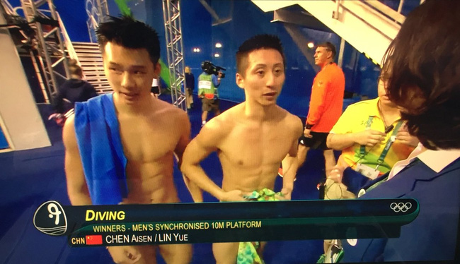 Các VĐV nhảy cầu trông như khỏa thân vì lỗi hài hước của truyền hình - 1