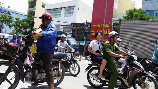 Công an phải nổ súng can ngăn nữ sinh đánh nhau - 1