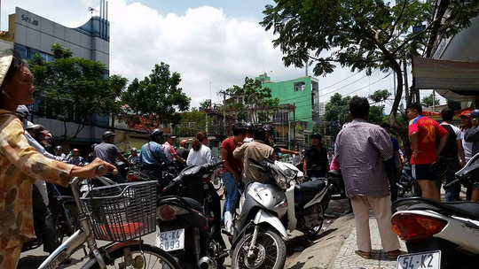 Công an phải nổ súng can ngăn nữ sinh đánh nhau - 2