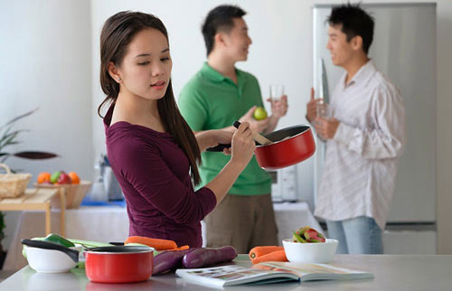 Đàn bà rất ‘khoái’ được hi sinh vì chồng, vì con - 2