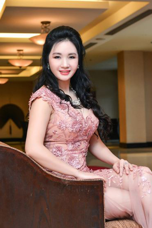 Nhan sắc trẻ đẹp bất ngờ của mẹ ruột tân Hoa hậu Bản sắc Việt - 2