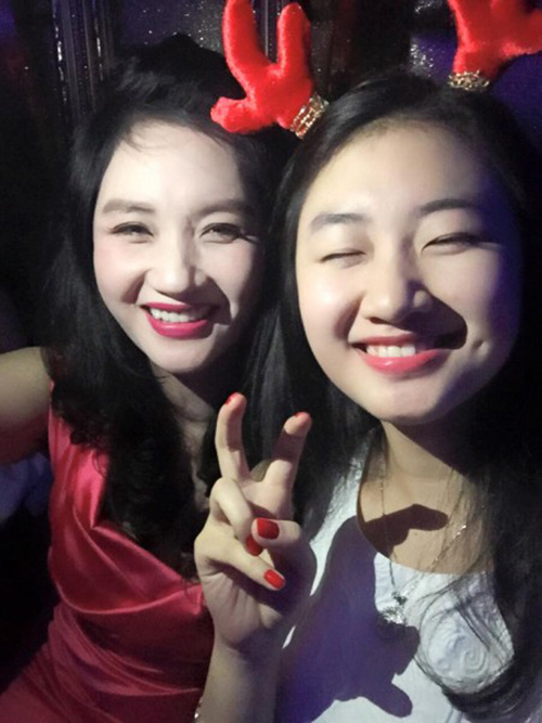 Nhan sắc trẻ đẹp bất ngờ của mẹ ruột tân Hoa hậu Bản sắc Việt - 8