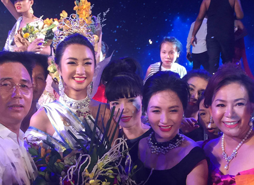 Nhan sắc trẻ đẹp bất ngờ của mẹ ruột tân Hoa hậu Bản sắc Việt - 9