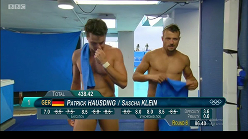 Các VĐV nhảy cầu trông như khỏa thân vì lỗi hài hước của truyền hình - 9