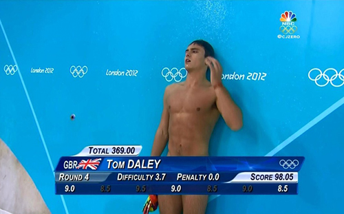 Các VĐV nhảy cầu trông như khỏa thân vì lỗi hài hước của truyền hình - 6