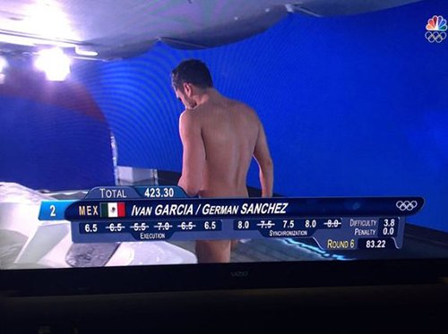 Các VĐV nhảy cầu trông như khỏa thân vì lỗi hài hước của truyền hình - 7