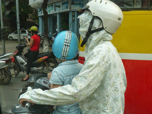 Khách Tây #039;choáng#039; vì trang phục chống nắng kín mít của phụ nữ Việt - 2