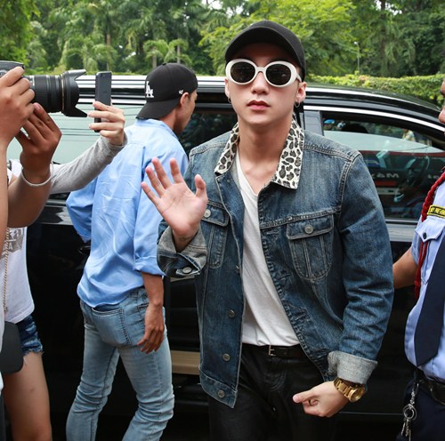 Scandal bủa vây, Sơn Tùng vẫn tươi tắn xuất hiện trước khán giả - 1
