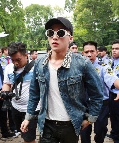 Scandal bủa vây, Sơn Tùng vẫn tươi tắn xuất hiện trước khán giả - 2