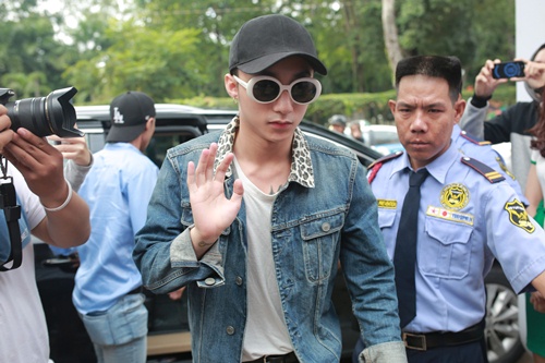 Scandal bủa vây, Sơn Tùng vẫn tươi tắn xuất hiện trước khán giả - 3
